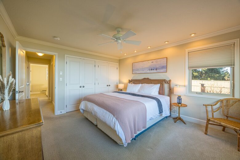 Oceanfront Cliffside Juan de Fuca Strait Retreat in Port Angeles - Port Angeles, Washington