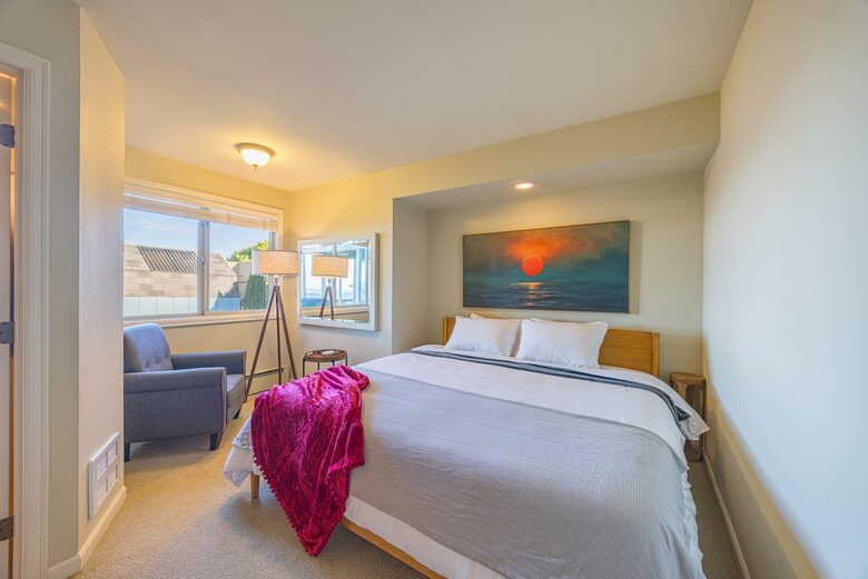 Oceanfront Cliffside Juan de Fuca Strait Retreat in Port Angeles - Port Angeles, Washington