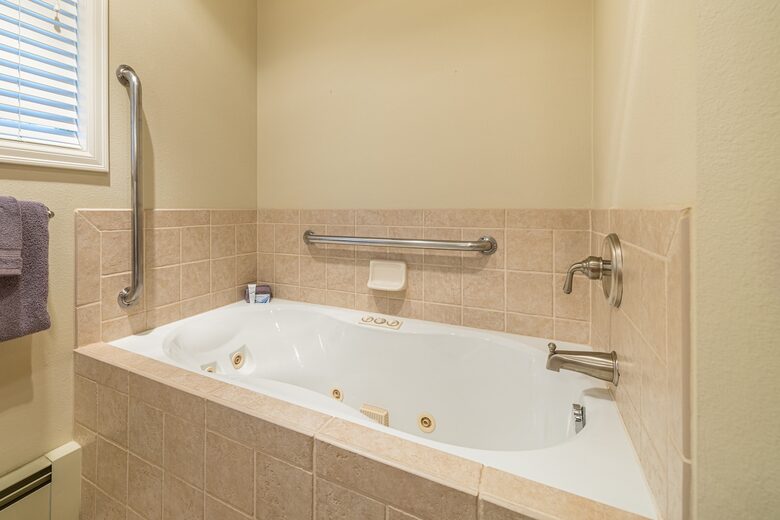 Oceanfront Cliffside Juan de Fuca Strait Retreat in Port Angeles - Port Angeles, Washington