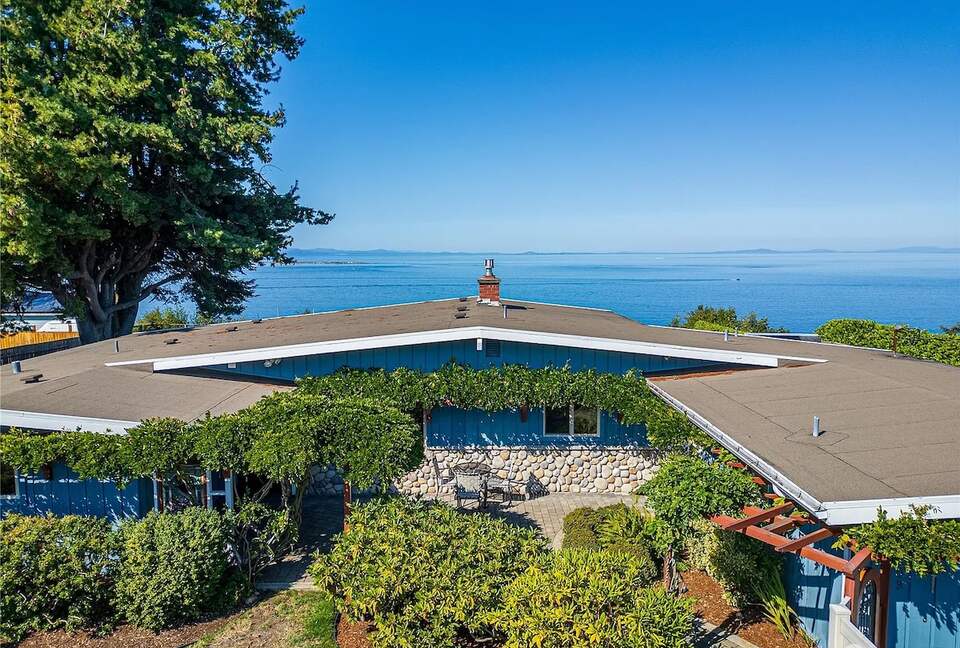 Oceanfront Cliffside Juan de Fuca Strait Retreat in Port Angeles - Port Angeles, Washington