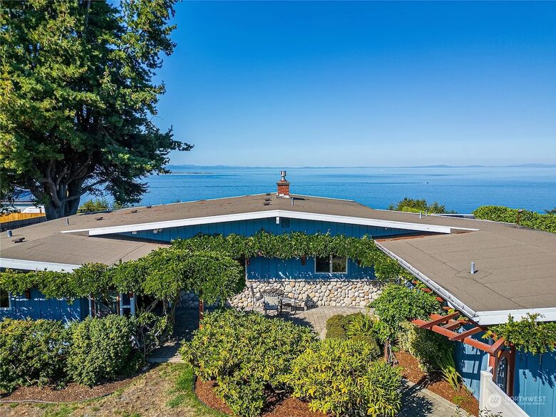 Oceanfront Cliffside Juan de Fuca Strait Retreat in Port Angeles - Port Angeles, Washington