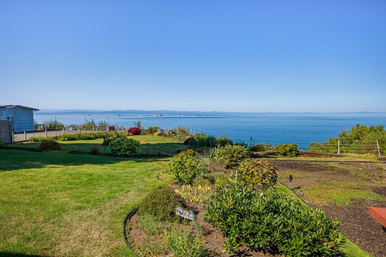 Oceanfront Cliffside Juan de Fuca Strait Retreat in Port Angeles - Port Angeles, Washington