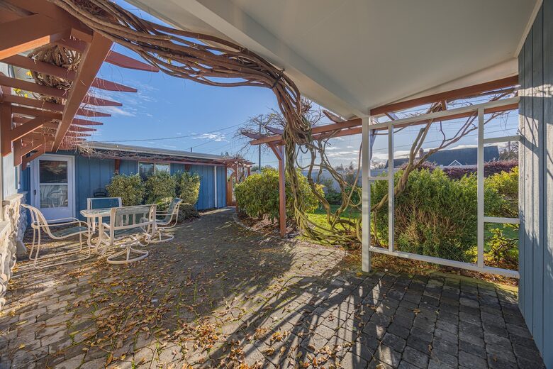 Oceanfront Cliffside Juan de Fuca Strait Retreat in Port Angeles - Port Angeles, Washington