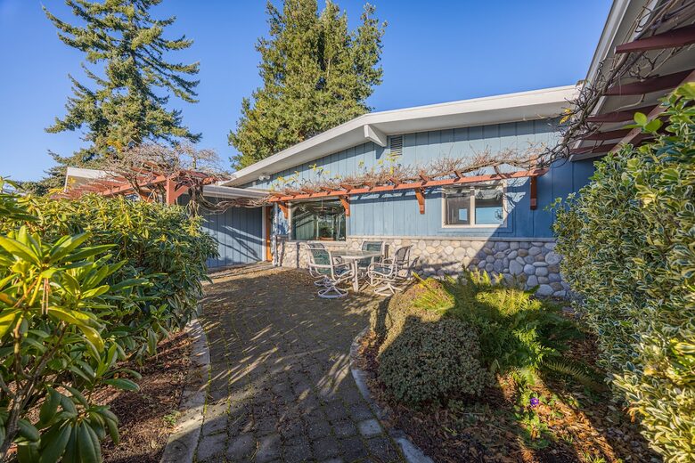 Oceanfront Cliffside Juan de Fuca Strait Retreat in Port Angeles - Port Angeles, Washington