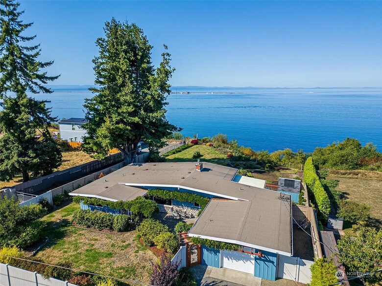 Oceanfront Cliffside Juan de Fuca Strait Retreat in Port Angeles - Port Angeles, Washington