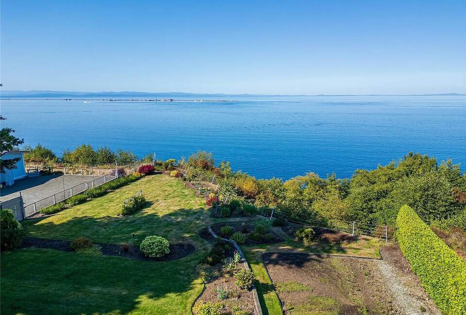 Oceanfront Cliffside Juan de Fuca Strait Retreat in Port Angeles - Port Angeles, Washington