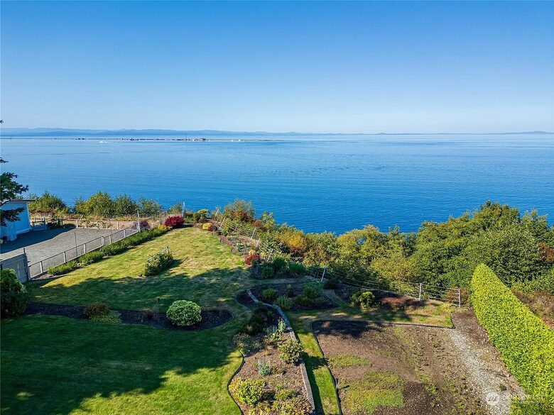 Oceanfront Cliffside Juan de Fuca Strait Retreat in Port Angeles - Port Angeles, Washington