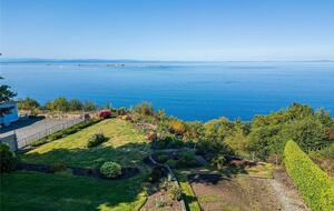 Oceanfront Cliffside Juan de Fuca Strait Retreat in Port Angeles - Port Angeles, Washington