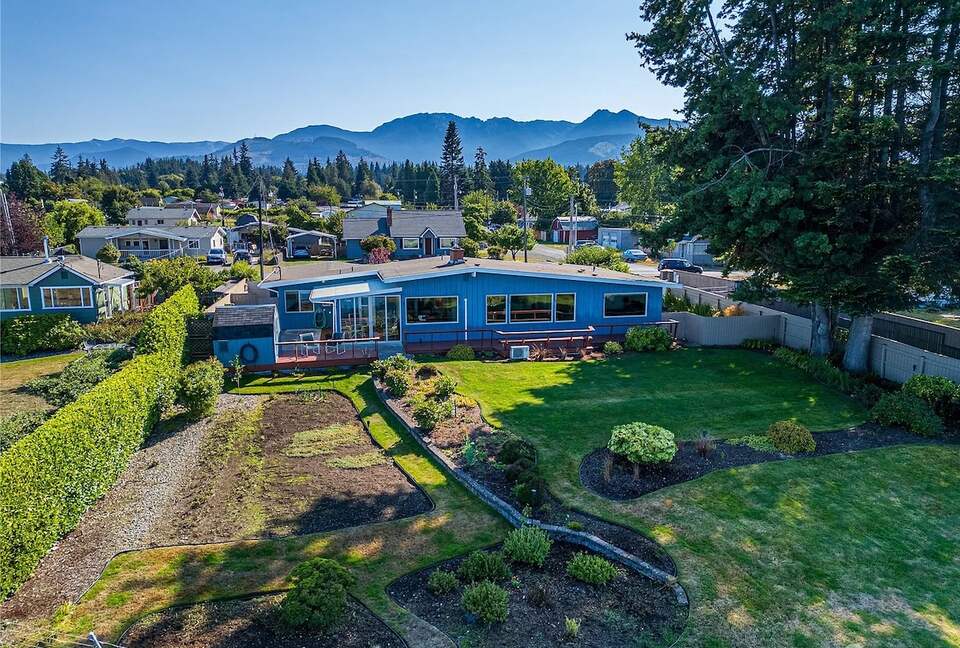Oceanfront Cliffside Juan de Fuca Strait Retreat in Port Angeles - Port Angeles, Washington