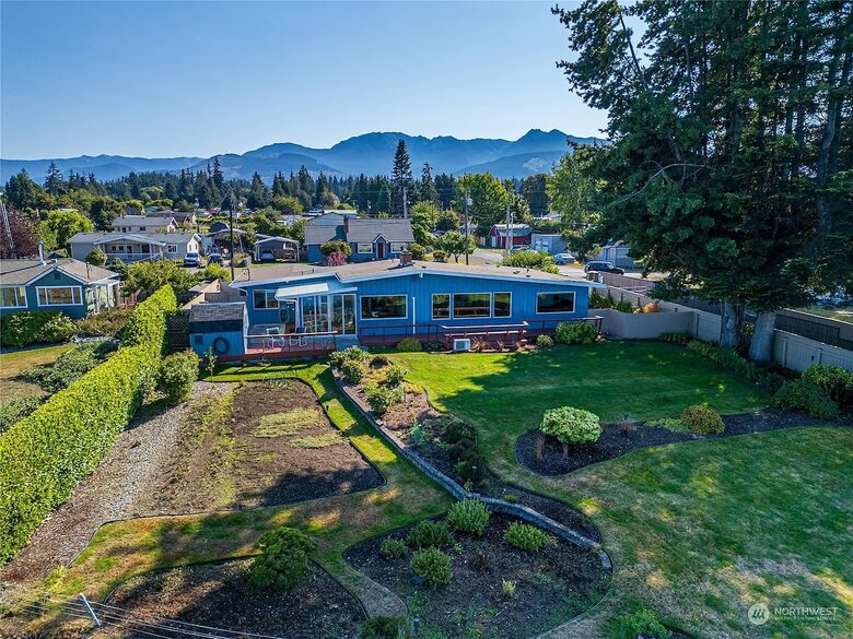 Oceanfront Cliffside Juan de Fuca Strait Retreat in Port Angeles - Port Angeles, Washington