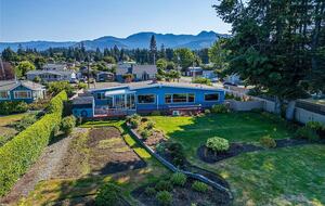 Oceanfront Cliffside Juan de Fuca Strait Retreat in Port Angeles - Port Angeles, Washington