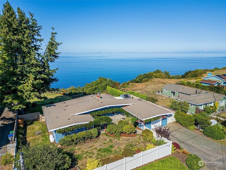 Oceanfront Cliffside Juan de Fuca Strait Retreat in Port Angeles - Port Angeles, Washington