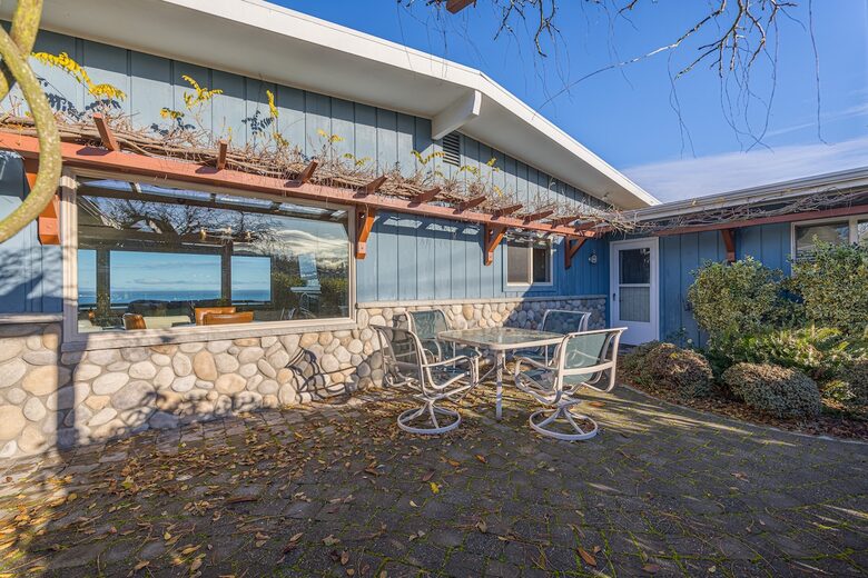 Oceanfront Cliffside Juan de Fuca Strait Retreat in Port Angeles - Port Angeles, Washington