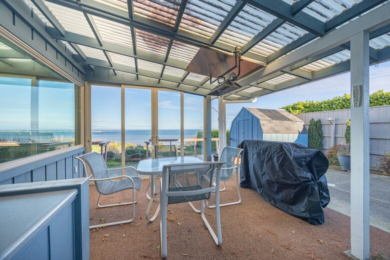 Oceanfront Cliffside Juan de Fuca Strait Retreat in Port Angeles - Port Angeles, Washington