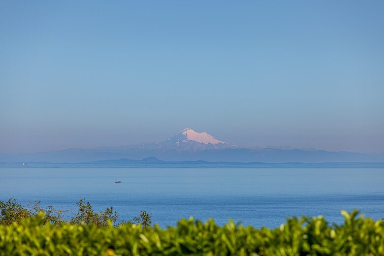 Oceanfront Cliffside Juan de Fuca Strait Retreat in Port Angeles - Port Angeles, Washington