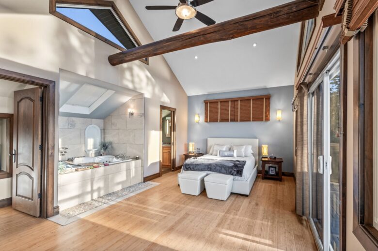 Kawartha Lakeside Landing - Fenelon Falls, Canada