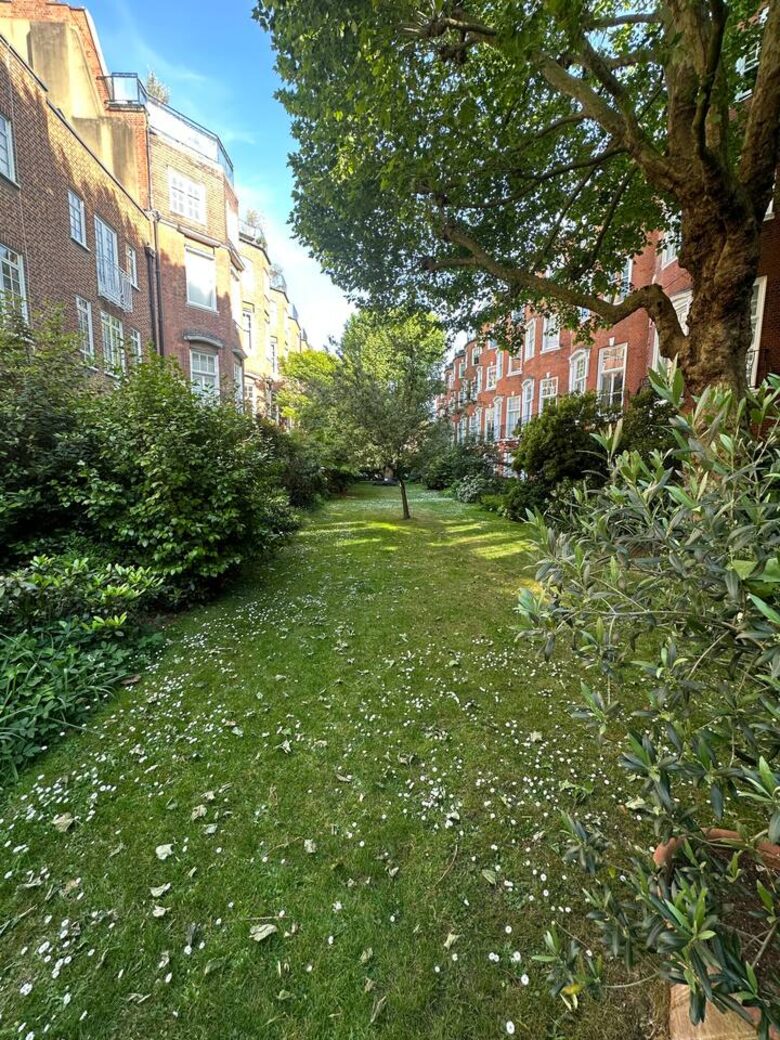 An Exceptional Chelsea Residence with Rooftop Terrace - London, United Kingdom