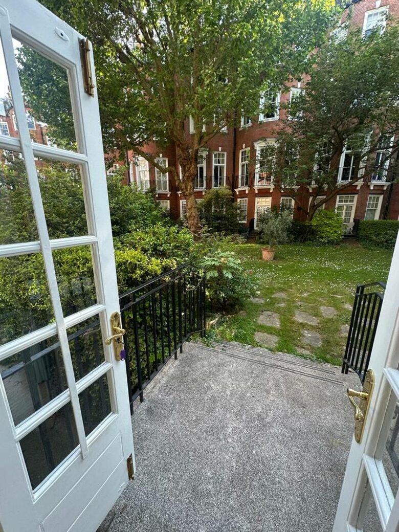 An Exceptional Chelsea Residence with Rooftop Terrace - London, United Kingdom