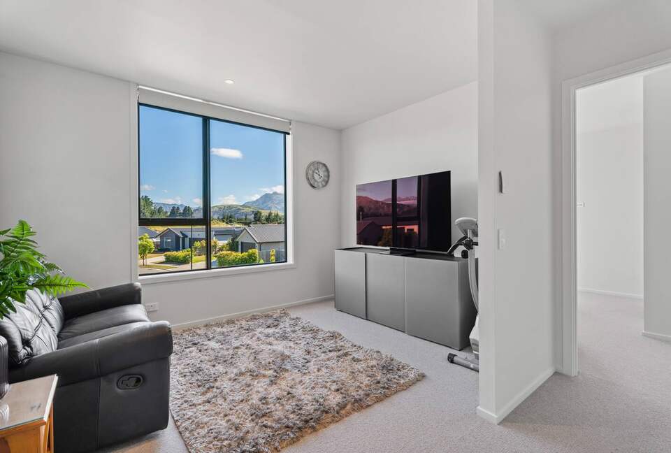 Stylish Three-Bedroom Retreat Moments from Lake Wānaka - Wānaka, New Zealand