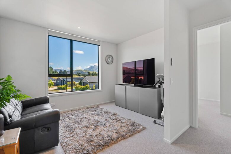 Stylish Three-Bedroom Retreat Moments from Lake Wānaka - Wānaka, New Zealand