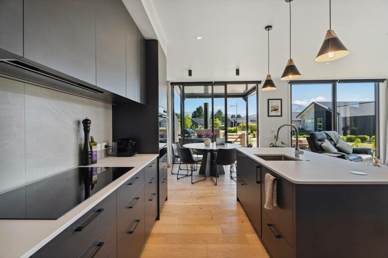 Stylish Three-Bedroom Retreat Moments from Lake Wānaka - Wānaka, New Zealand