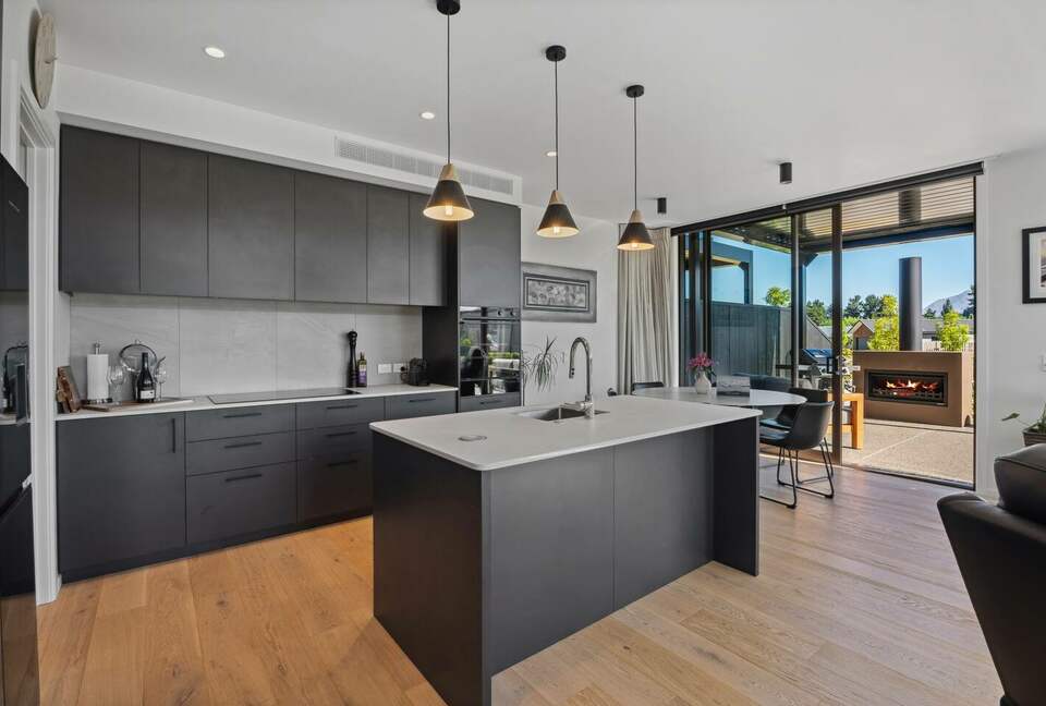 Stylish Three-Bedroom Retreat Moments from Lake Wānaka - Wānaka, New Zealand