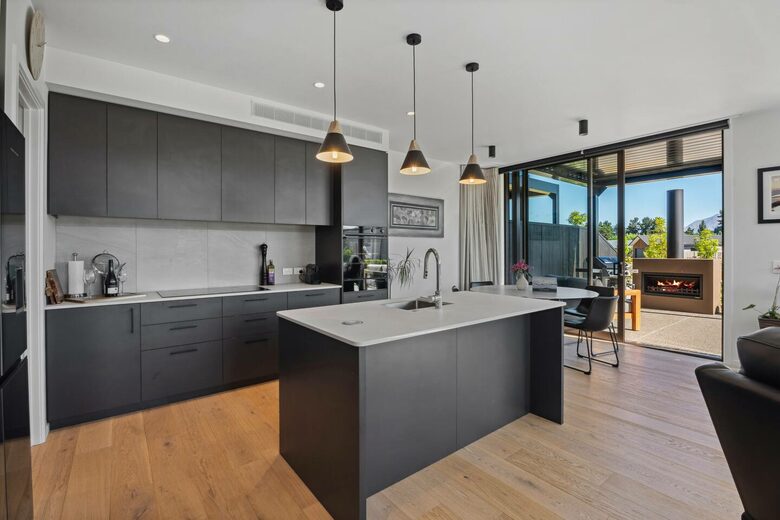 Stylish Three-Bedroom Retreat Moments from Lake Wānaka - Wānaka, New Zealand