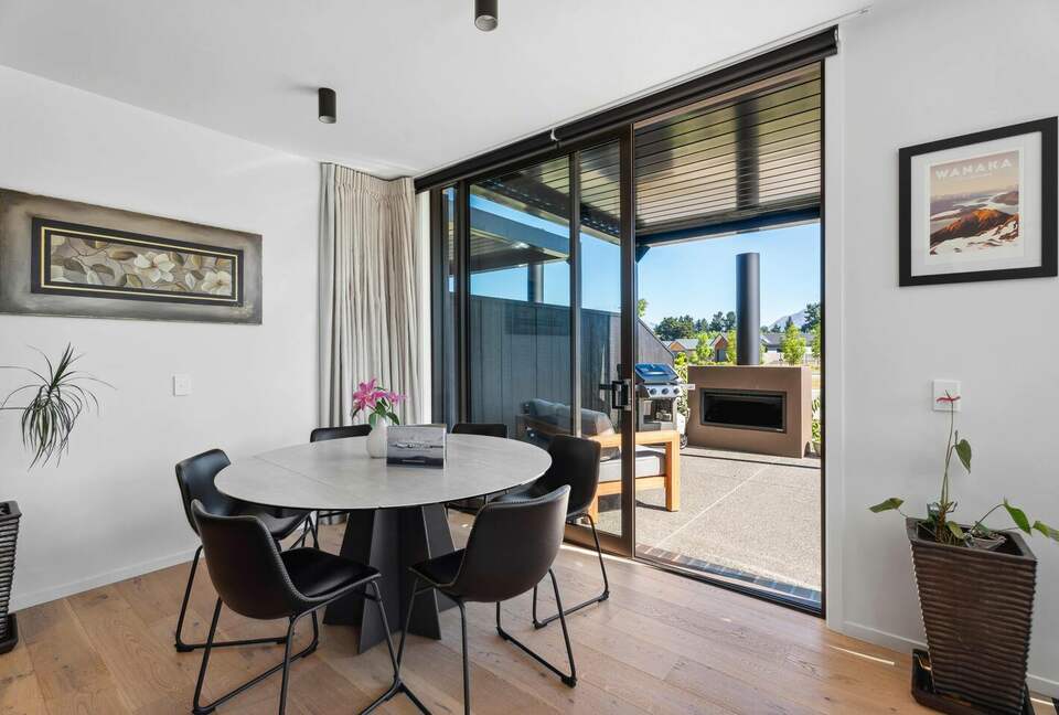 Stylish Three-Bedroom Retreat Moments from Lake Wānaka - Wānaka, New Zealand