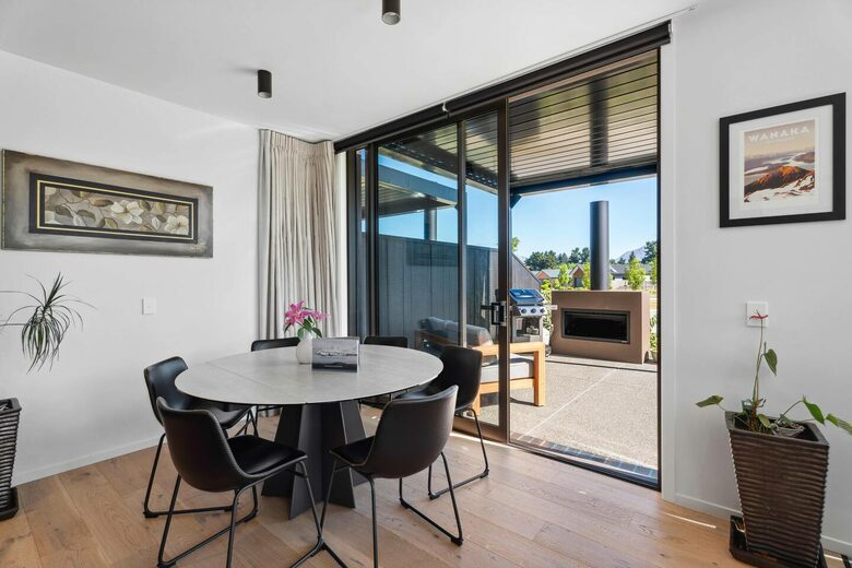 Stylish Three-Bedroom Retreat Moments from Lake Wānaka - Wānaka, New Zealand
