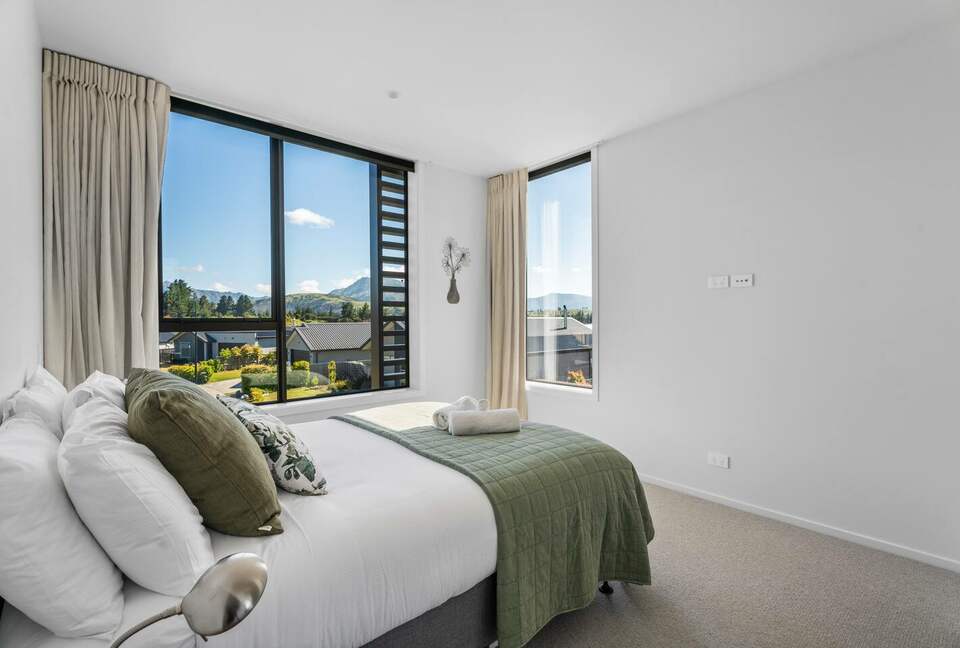 Stylish Three-Bedroom Retreat Moments from Lake Wānaka - Wānaka, New Zealand