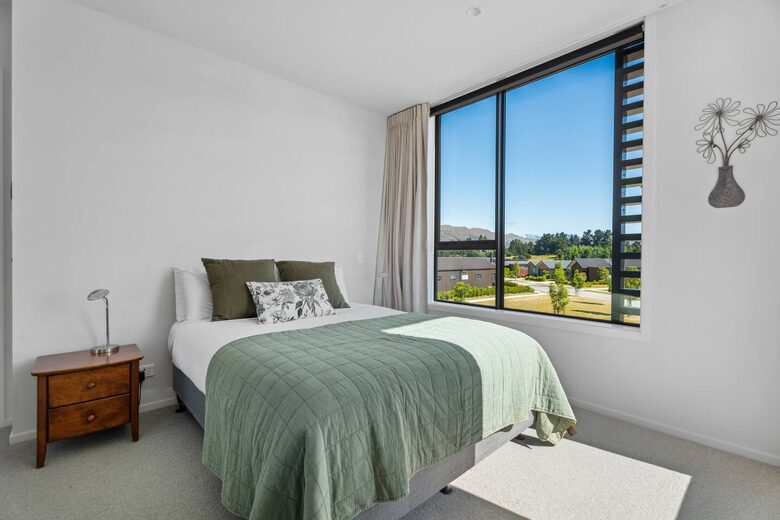 Stylish Three-Bedroom Retreat Moments from Lake Wānaka - Wānaka, New Zealand