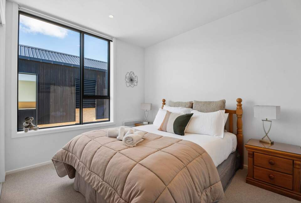 Stylish Three-Bedroom Retreat Moments from Lake Wānaka - Wānaka, New Zealand