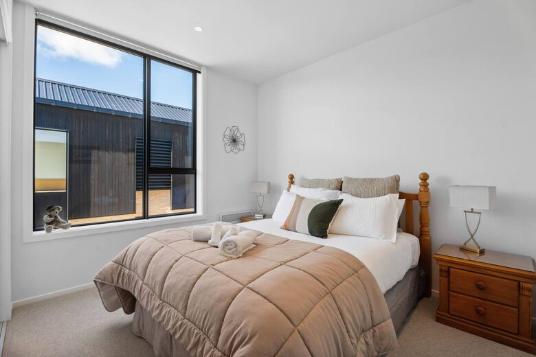 Stylish Three-Bedroom Retreat Moments from Lake Wānaka - Wānaka, New Zealand