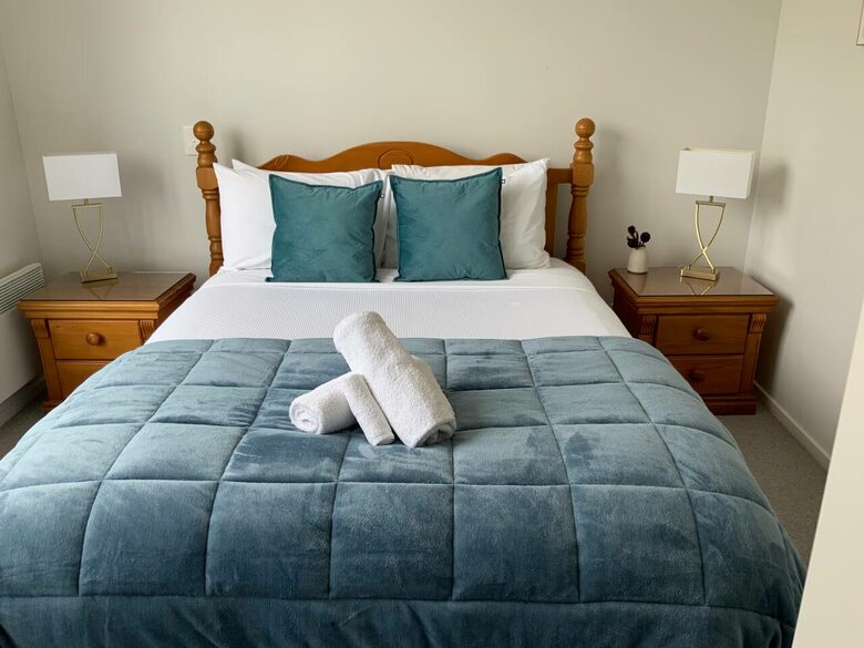 Stylish Three-Bedroom Retreat Moments from Lake Wānaka - Wānaka, New Zealand