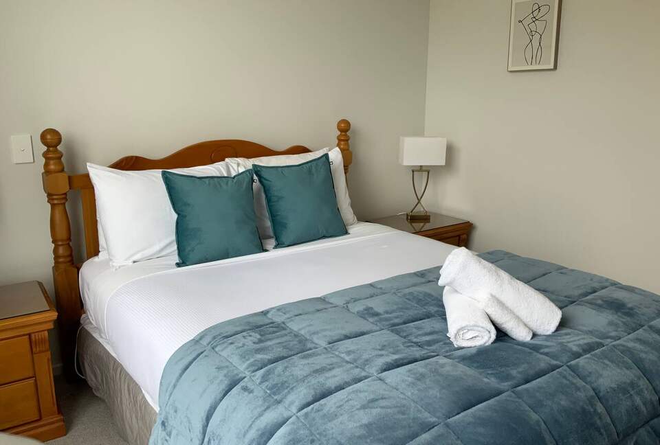 Stylish Three-Bedroom Retreat Moments from Lake Wānaka - Wānaka, New Zealand