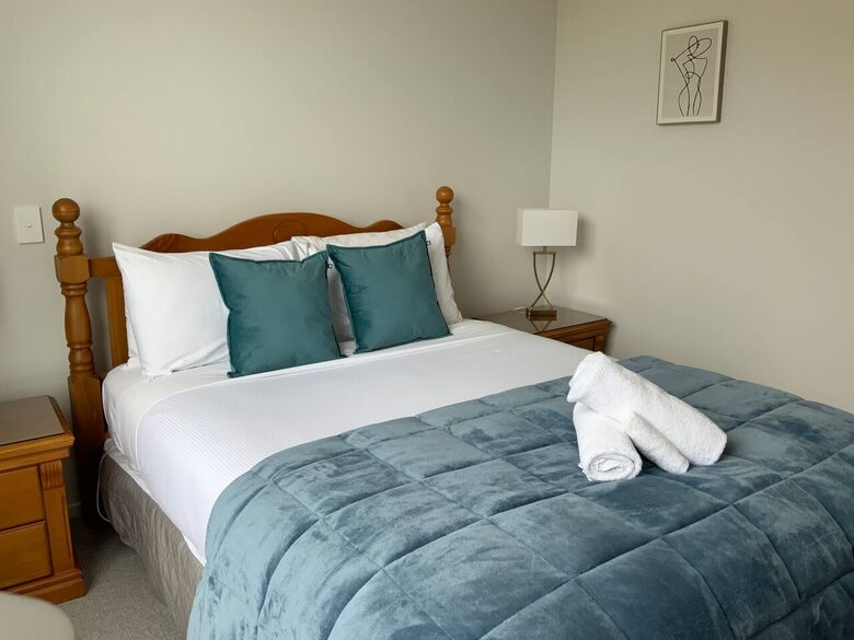 Stylish Three-Bedroom Retreat Moments from Lake Wānaka - Wānaka, New Zealand