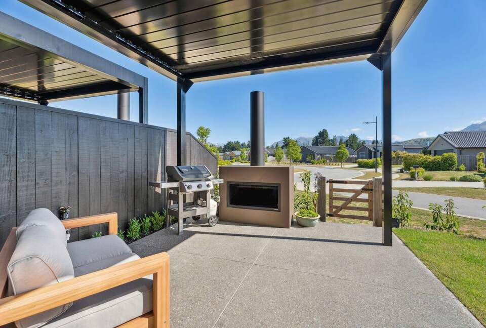 Stylish Three-Bedroom Retreat Moments from Lake Wānaka - Wānaka, New Zealand