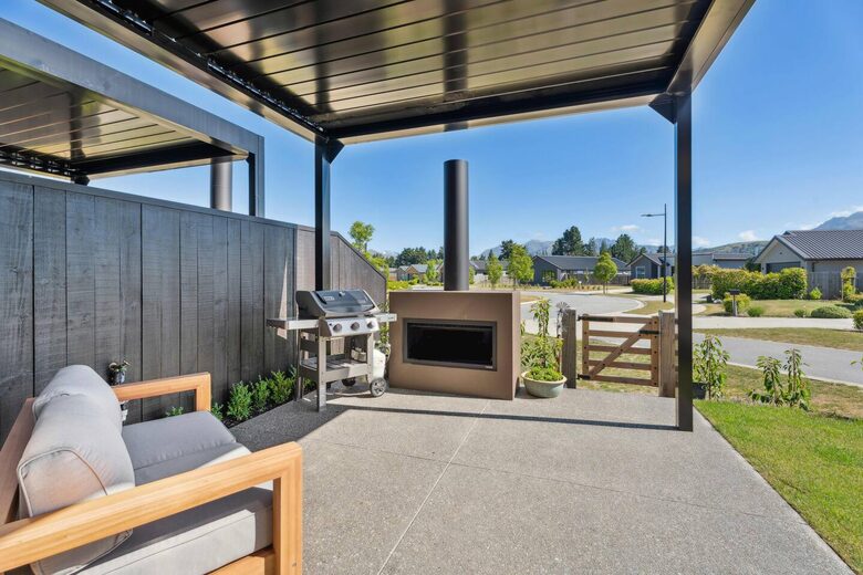 Stylish Three-Bedroom Retreat Moments from Lake Wānaka - Wānaka, New Zealand