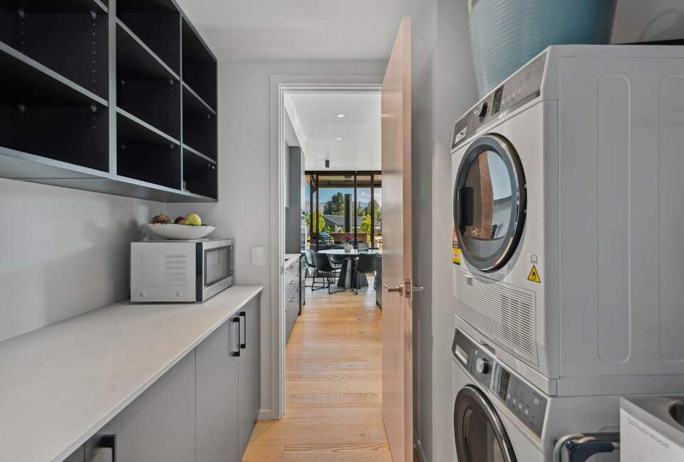 Stylish Three-Bedroom Retreat Moments from Lake Wānaka - Wānaka, New Zealand