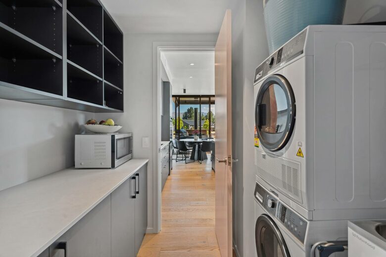 Stylish Three-Bedroom Retreat Moments from Lake Wānaka - Wānaka, New Zealand