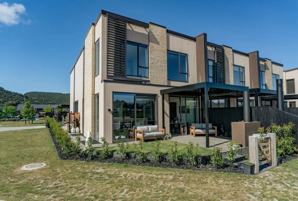 Stylish Three-Bedroom Retreat Moments from Lake Wānaka - Wānaka, New Zealand