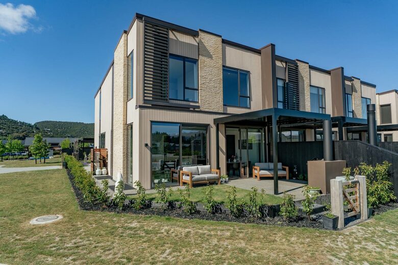 Stylish Three-Bedroom Retreat Moments from Lake Wānaka - Wānaka, New Zealand