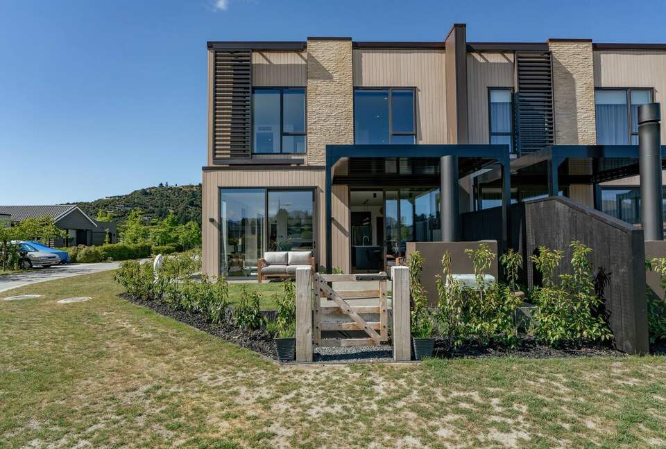 Stylish Three-Bedroom Retreat Moments from Lake Wānaka - Wānaka, New Zealand