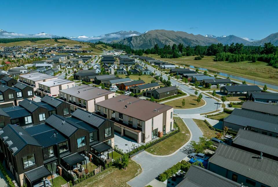 Stylish Three-Bedroom Retreat Moments from Lake Wānaka - Wānaka, New Zealand