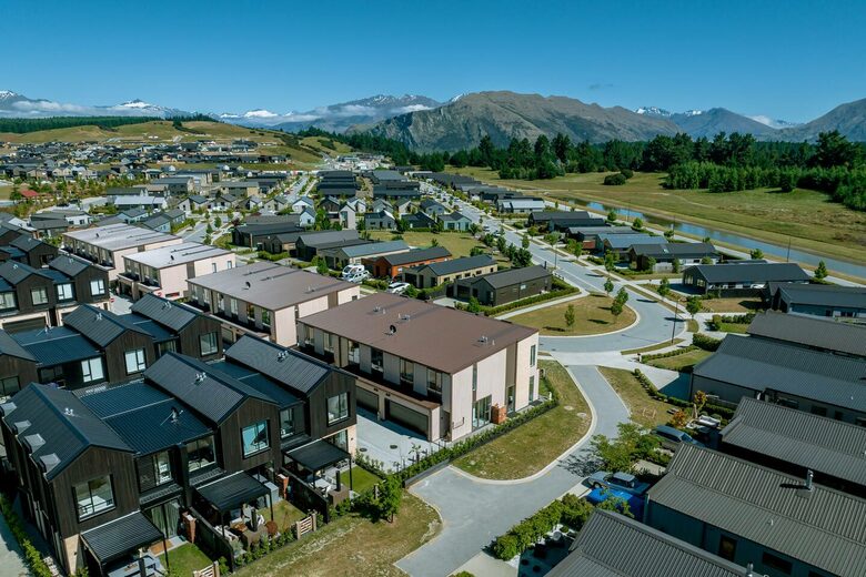 Stylish Three-Bedroom Retreat Moments from Lake Wānaka - Wānaka, New Zealand