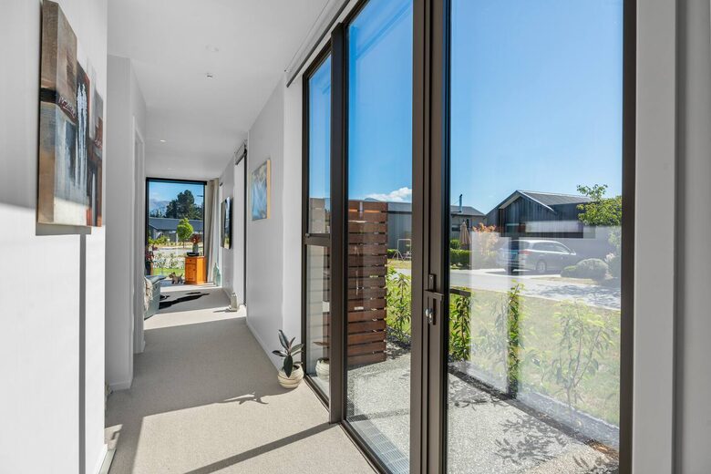 Stylish Three-Bedroom Retreat Moments from Lake Wānaka - Wānaka, New Zealand