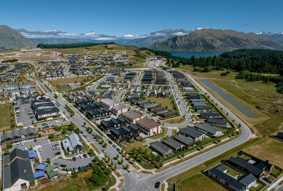 Stylish Three-Bedroom Retreat Moments from Lake Wānaka - Wānaka, New Zealand