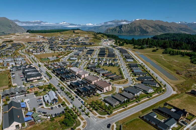 Stylish Three-Bedroom Retreat Moments from Lake Wānaka - Wānaka, New Zealand