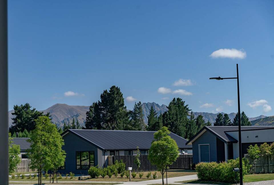 Stylish Three-Bedroom Retreat Moments from Lake Wānaka - Wānaka, New Zealand