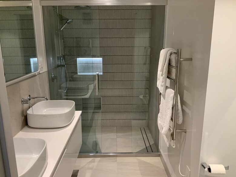 Stylish Three-Bedroom Retreat Moments from Lake Wānaka - Wānaka, New Zealand